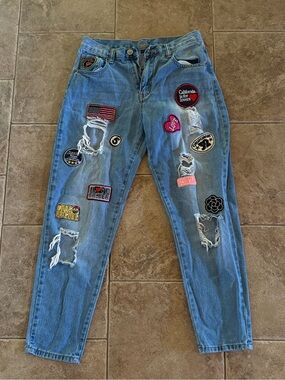 Distressed jeans with patches
